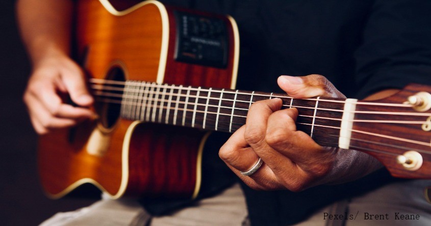 Gitarre wird gespielt