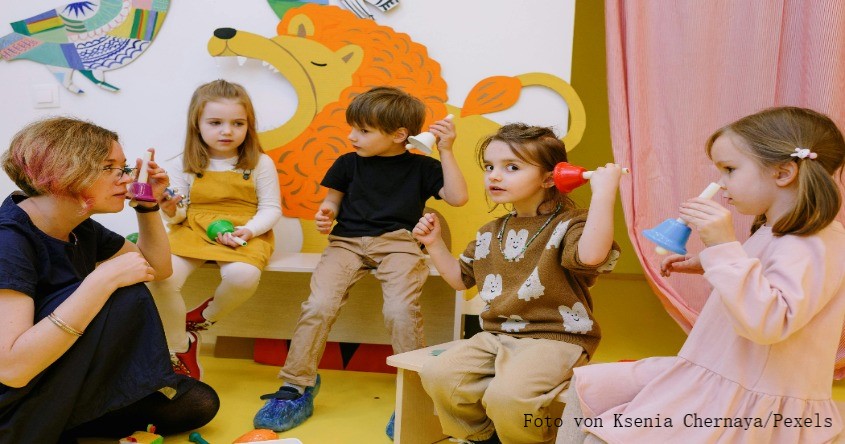 Kinder mit Musikinstrumenten