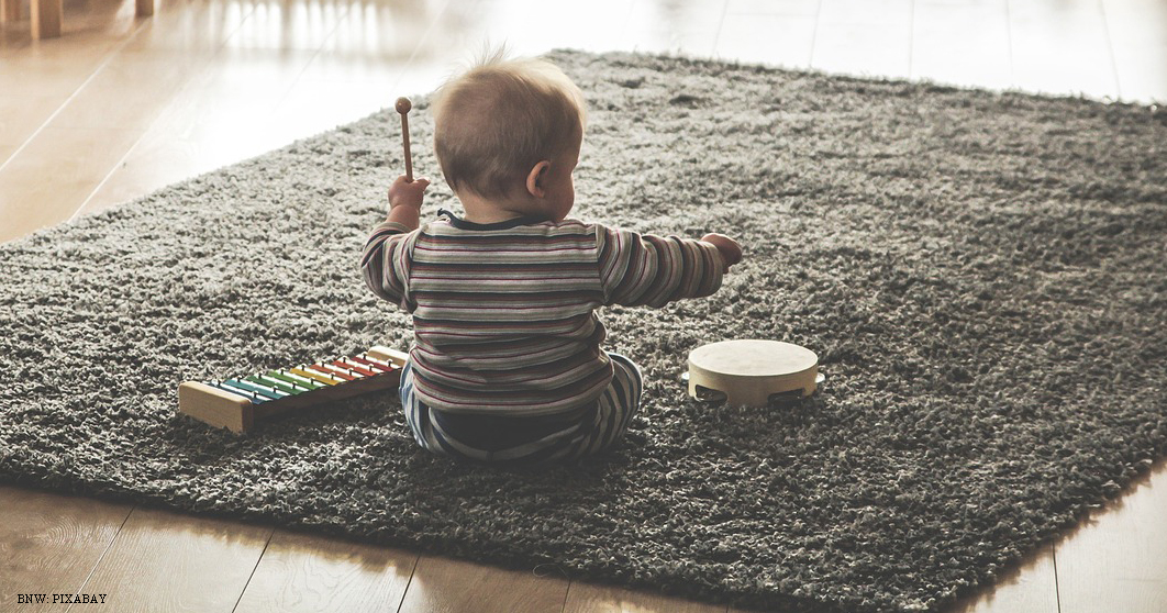 Kind mit Musikinstrument