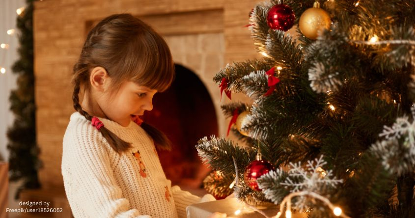 Mädchen Christbaum Geschenk