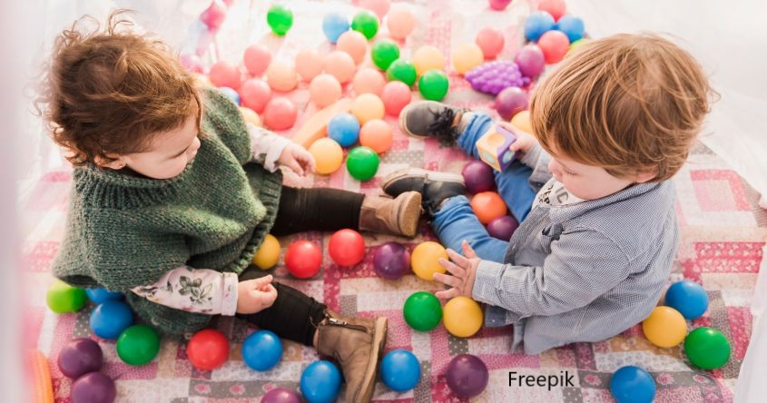 411556_2_Freepik_Eltern-Baby-Gruppe.jpg Babies spielen im Bällebad