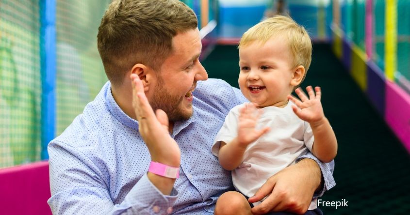 411561_2_Freepik_Eltern-Baby-Gruppe_Windelzwerge.jpg Kleines Kind mit Papa