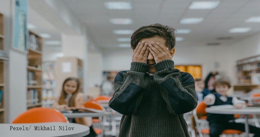 Kind mit Händen vor dem Gesicht