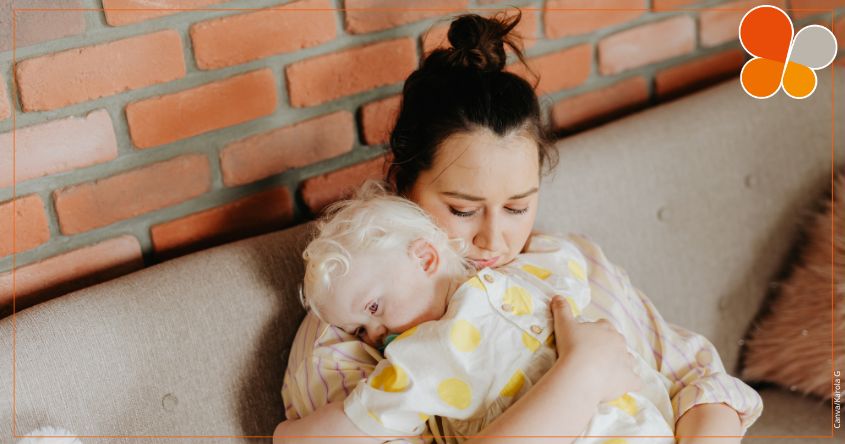 Nein aus Liebe, Mutter drückt Kind