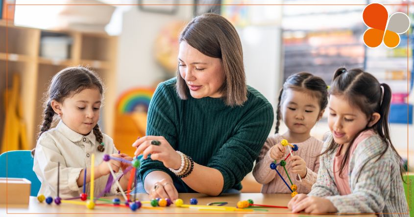 Kinder spielt mit drei Kindern