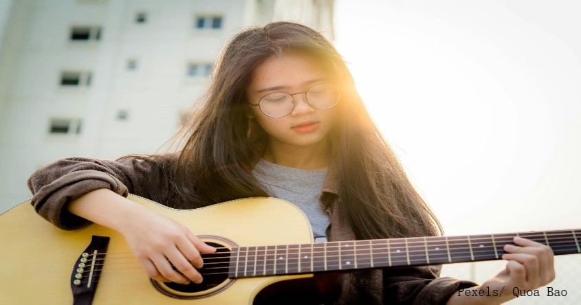 Mädchen spielt Gitarre