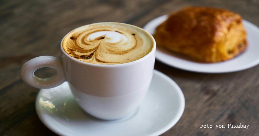 Kaffeetasse und Gebäck