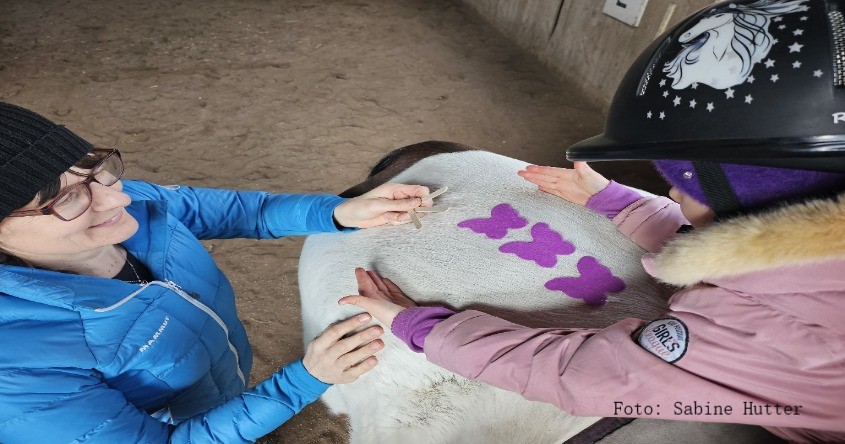 Pferderücken mit Kind und Frau