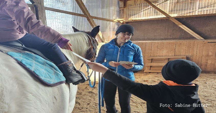 Pony mit Frau und Kind