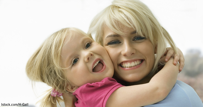 Mama umarmt ihr Kind