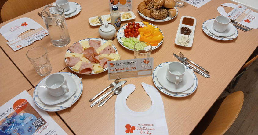 Gedeckter Tisch für das Babyfrühstück