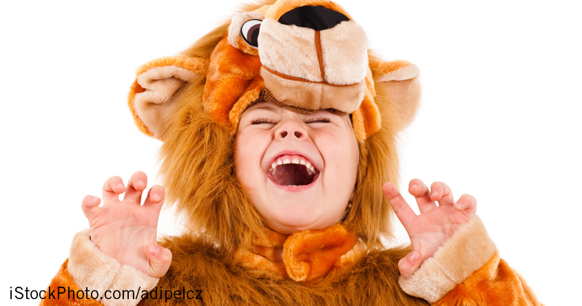 Kind lacht und ist als Löwe verkleidet