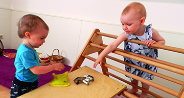 2 Kinder am Dreieckständer