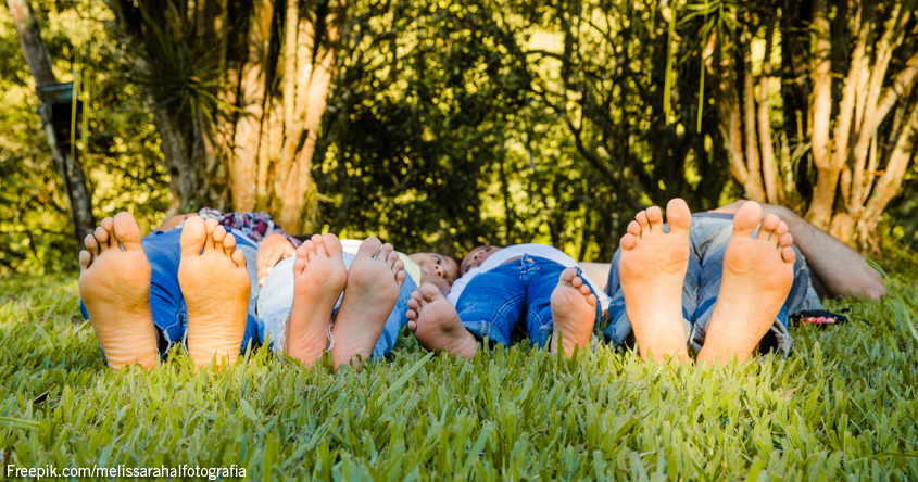 Fußsohlen von Erwachsenen und Kindern im Gras