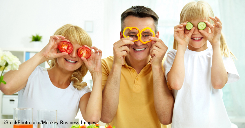 SHU_(c)Dmitriy_Shironosov_2012_Collage kochen Familie Salat Gemüse gesund