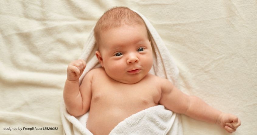 Baby liegt und schaut