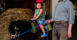 Pony reiten Kind Opa