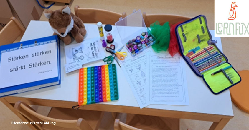 Schulsachen am Tisch