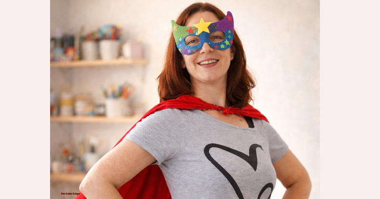 Frau im Superhelden Kostüm