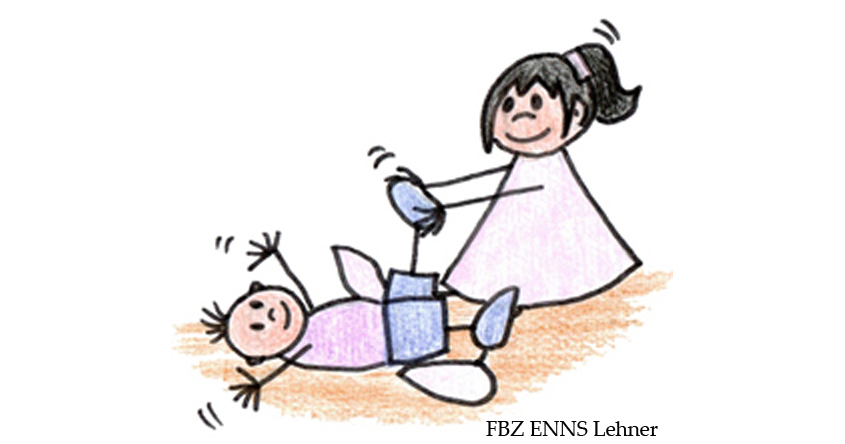 Das Bild wurde gemalt. Es zeigt eine sitzende Mama, die ihr Baby, welches vor ihr auf dem Boden liegt, an den Füßen massiert.