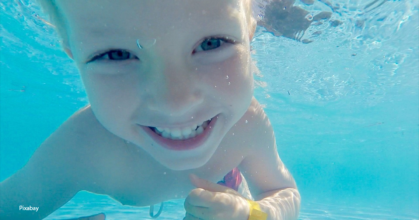 tauchendes Kind unter Wasser