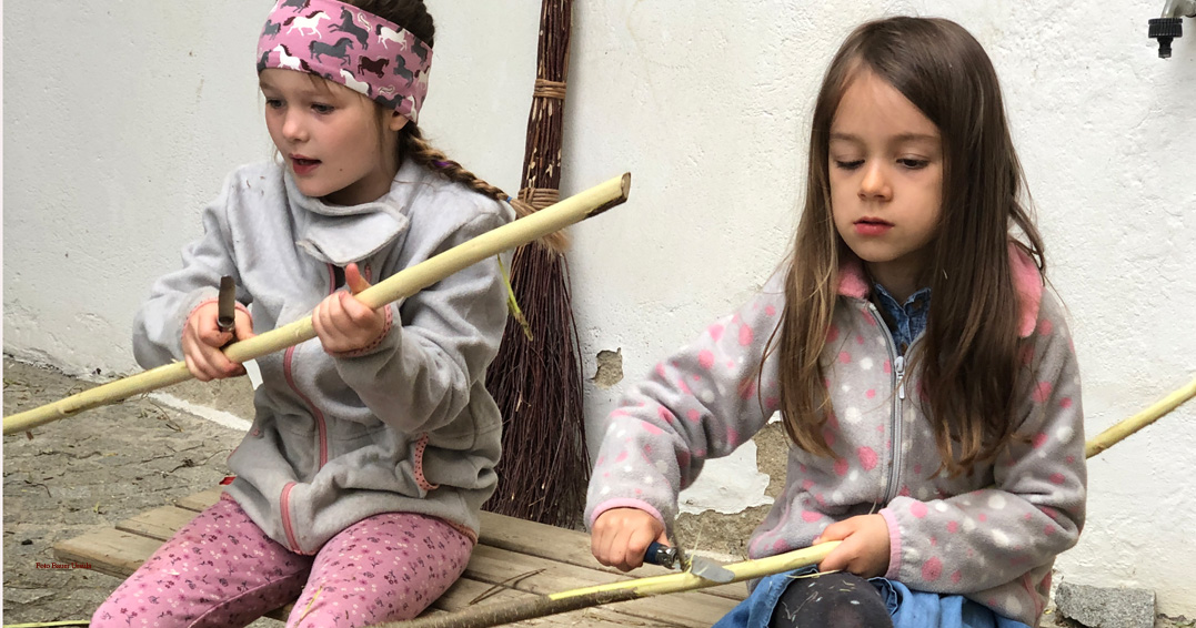 Kinder beim Schnitzen