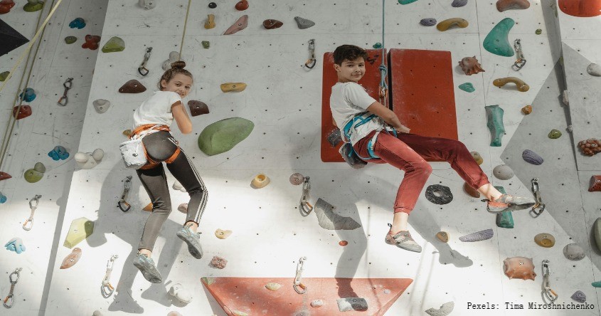 Kinder an einer Kletterwand