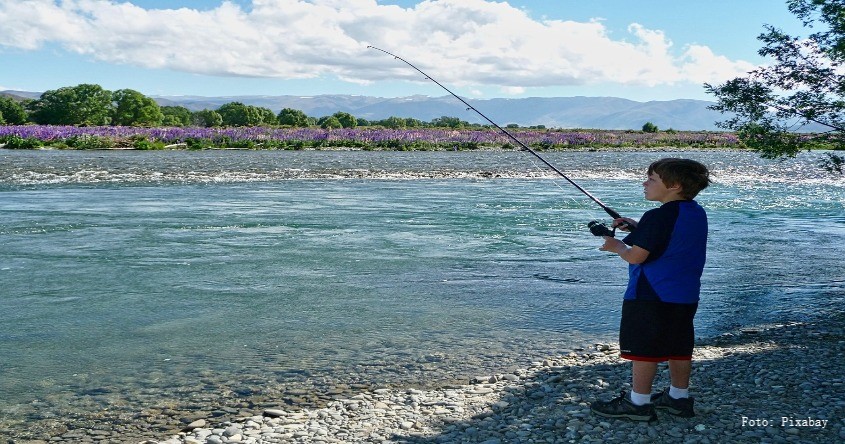 Kind beim Angeln