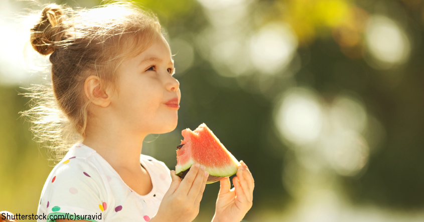Mädchen ißt Melone