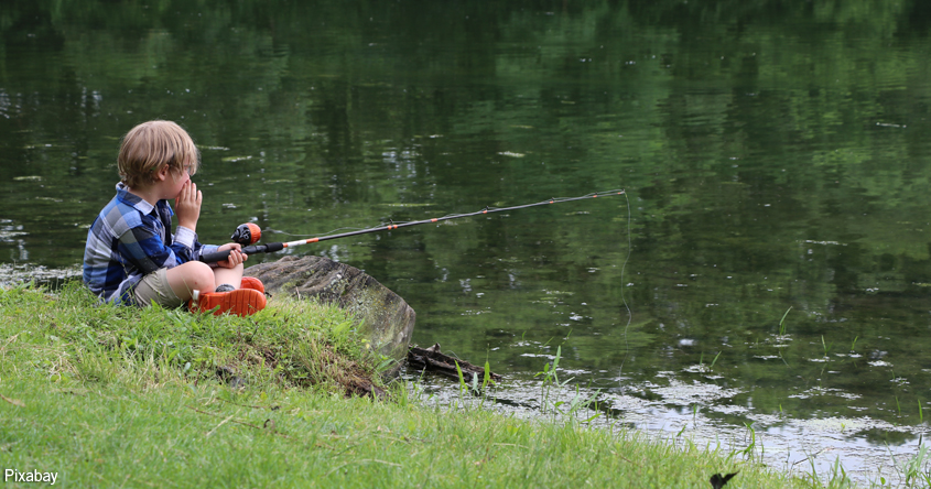 Bub beim Angeln