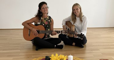 Frauen im Kreis sitzend