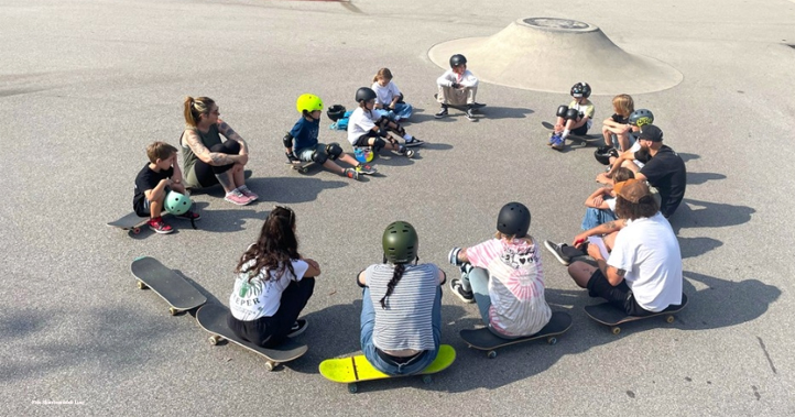 Kinder im Skatepark