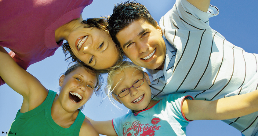 Familie lacht