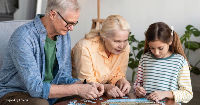 Großeltern spielen mit Enkelkind Puzzle