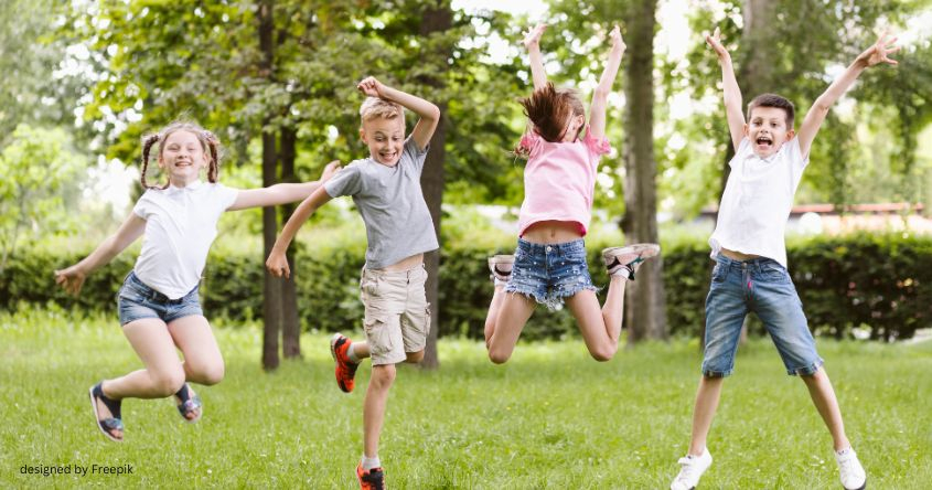 Kinder hüpfen, Natur