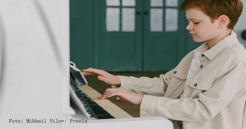 Kind am Klavier