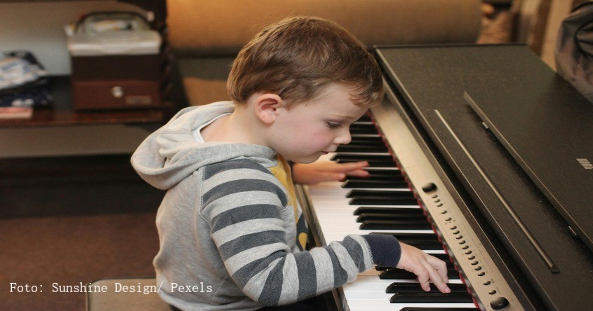 Kind am Klavier