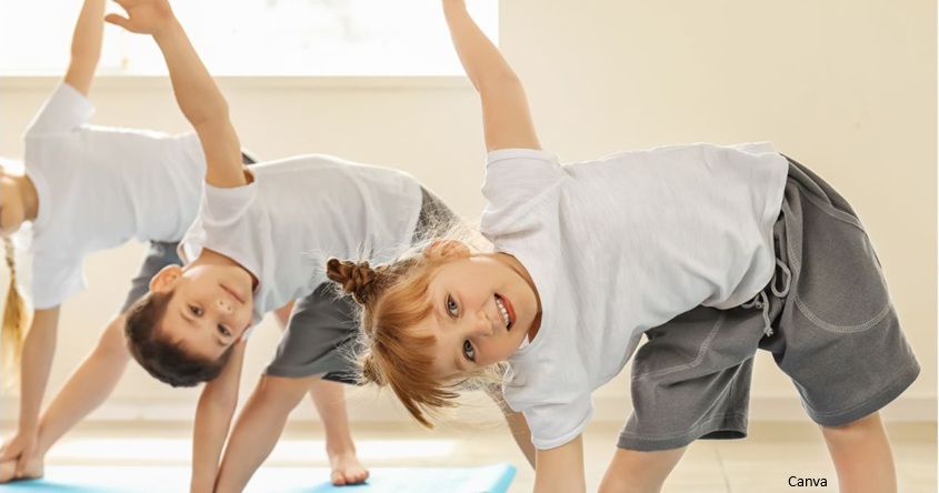 Kinder bei Yoga
