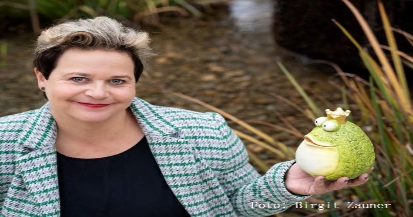 Frau mit Froschfigur
