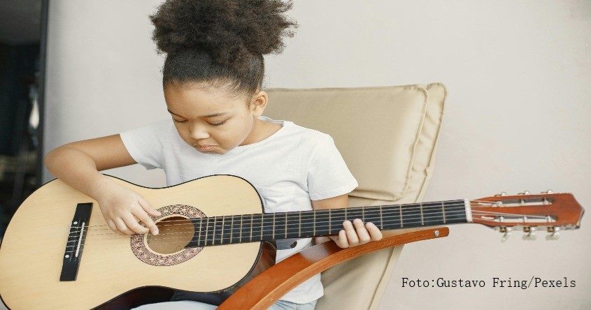 Mädchen mit Gitarre