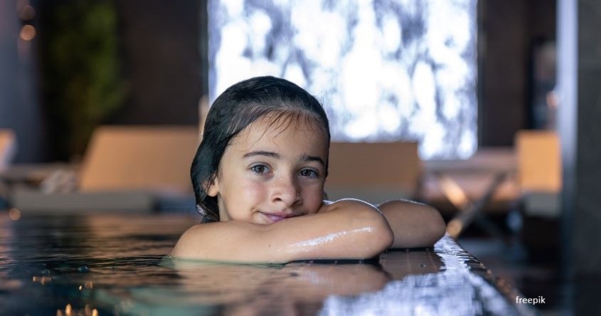 Schwimmendes Kind