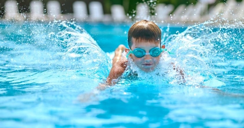 Schwimmendes Kind