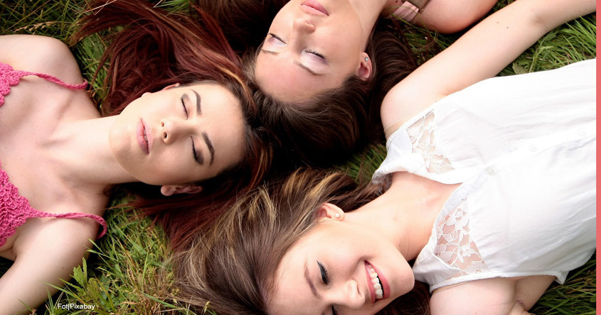 Frauen auf Wiese