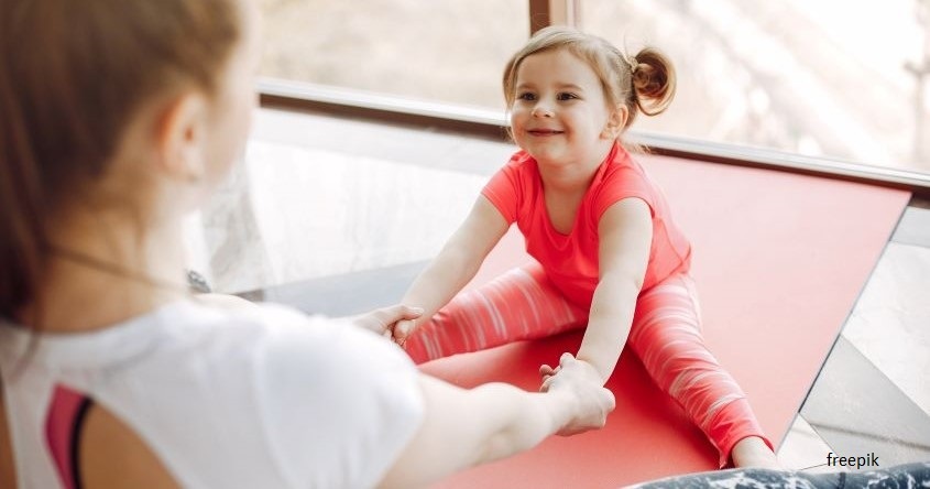 mother-daughter-training-gym