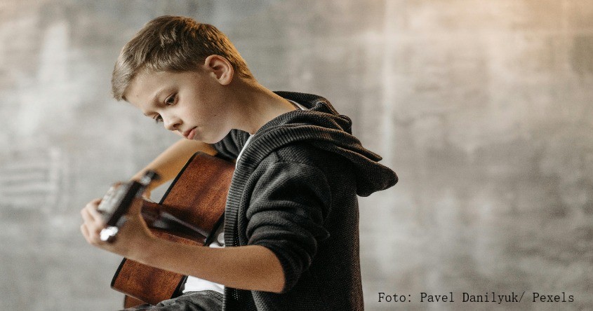 Kind mit Gitarre