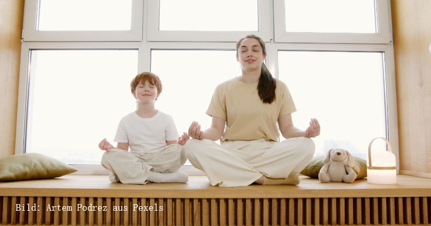 Mutter und Kind in Yogapose
