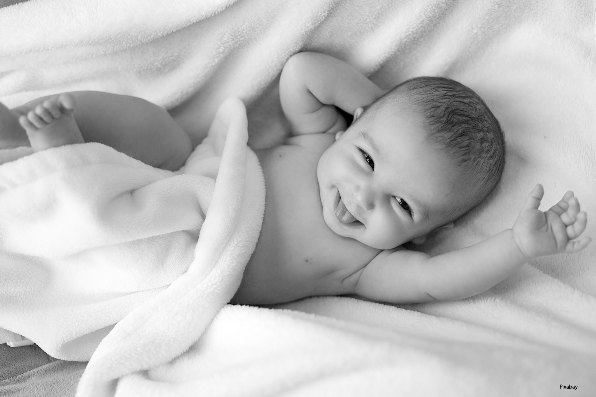 Baby mit Decke zugedeckt