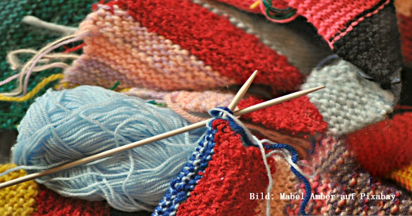 bunte Wolle und Stricknadeln