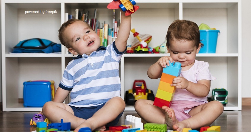 Kinder spielen
