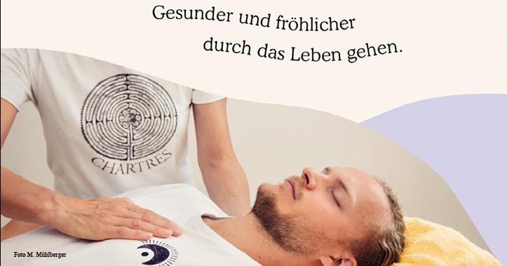 Frau legt Hände auf